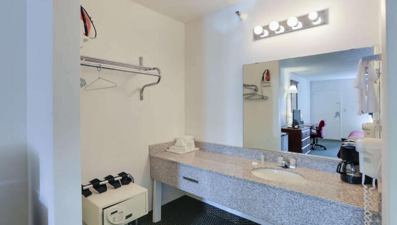 Magnuson Hotel Bradenton Ngoại thất bức ảnh